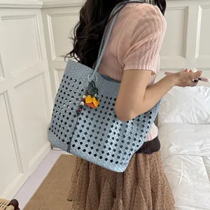Hellblaue geflochtene Cutout-Tote-Tasche, stilvolle Schultertasche für Sommer und Freizeit.