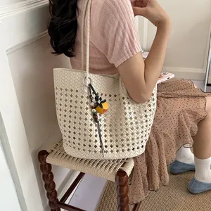 Schicke beige gewebte Damen Handtasche mit Lochmuster, vielseitige Schultertasche fuer Alltag.