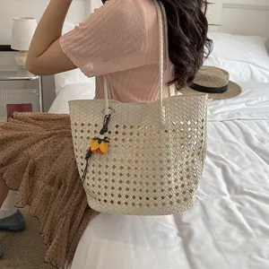 Geflochtene hohle Shopper Umhängetasche Detailansicht, minimalistisches Damen Design.