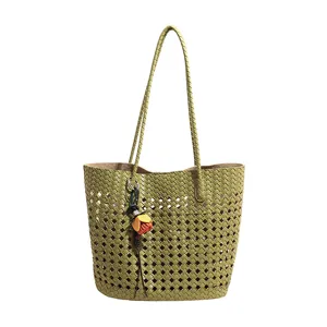 Grüne geflochtene Leder-Tasche für Damen, stilvolle Umhängetasche mit Anhänger.