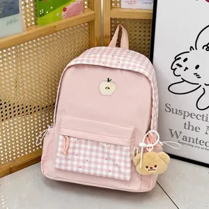 Sac à dos rose à carreaux avec broderie de pomme mignonne et pendentif ours pour le quotidien.