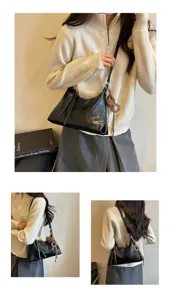 Vue détaillée du sac porté épaule rétro noir en cuir souple avec de charmants pendentifs.