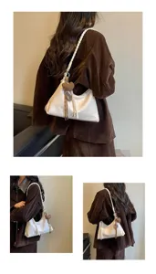 Vue détaillée du sac porté épaule rétro blanc avec bandoulière tressée et pendentif cœur.