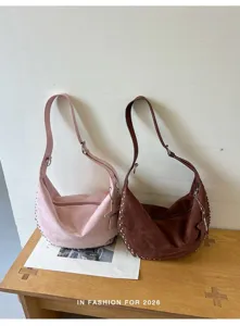 Retro suède schoudertas met stijlvolle klinknagels, grote hobo tas voor dames.