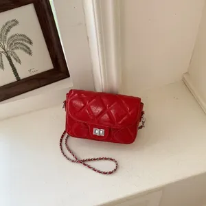 Κόκκινη καπιτονέ τσάντα ώμου με αλυσίδα για γυναίκες, κομψή τσάντα χιαστί με μεταλλικό κούμπωμα.