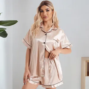 Details of the short-sleeve satin pajama set, featuring smooth fabric and elegant piping style.