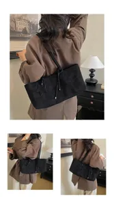 Λεπτομερής άποψη της μαύρης τσάντας ώμου από σουέτ με αστέρι κρεμαστό και κορδόνι.