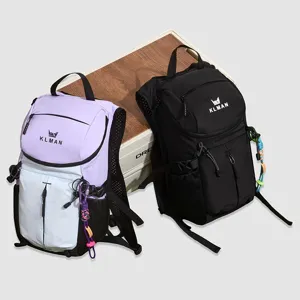 Vista dettagliata dello zaino da trekking con tasche multiple, tessuto resistente e design.
