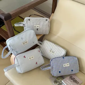 Tragbare Kosmetiktasche aus Canvas mit Schleifenstickerei und grossem Reisespeicher.