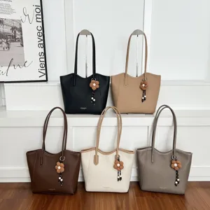 Lässige große Tragetasche für Damen, stilvolle Pendler Umhängetasche mit süßem Blumenanhänger neu.