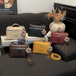 Elegante borsa a tracolla intrecciata vanity bag strutturata con ciondolo a nappina.