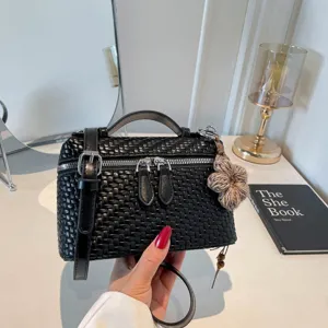 Borsa a mano nera intrecciata chic da donna, elegante borsa a tracolla con ciondolo.