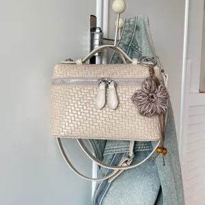 Dettaglio borsa a mano intrecciata chic, elegante borsa a tracolla per donna moderna.