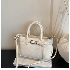 Elegante witte lederen schoudertas met handvatten en stijlvol gespdetail voor dames.