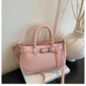 Roze kunstledzen schoudertas met chique metalen gesp, veelzijdige alledaagse handtas.
