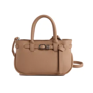 Klassieke chique beige lederen handtas met handvat en stijlvolle gespband voor dames.