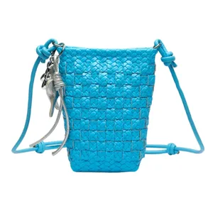 Helles blaues geflochtenes Leder Umhängetasche Handy Tasche mit schickem Metallanhänger für Alltag.