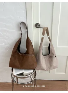 Detailansicht der Retro-Weichleder-Hobo-Umhängetasche mit Metallösen und großem Fassungsvermögen.