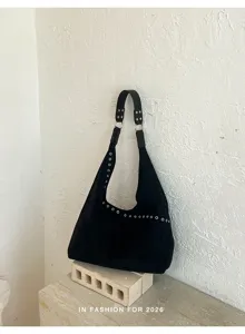 Schwarze Schultertasche aus weichem Leder und Achseltasche mit stilvollen Metallösen.