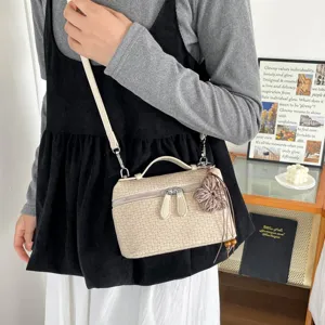 Chic borsa a tracolla intrecciata beige con manico superiore e ciondolo nappa stile.