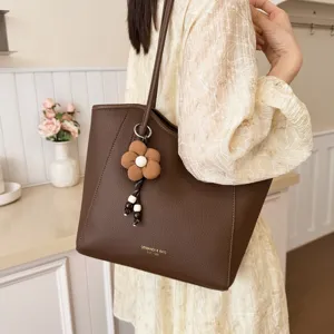 Große Tote Tasche PU Leder Schultertasche Mit Blumenanhänger Einfache Tägliche Pendler Tasche Damen Vintage Unterarmtasche