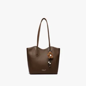 Braune große PU Leder Shopper Handtasche mit Schulterriemen und süßem Blumenanhänger Ansicht.