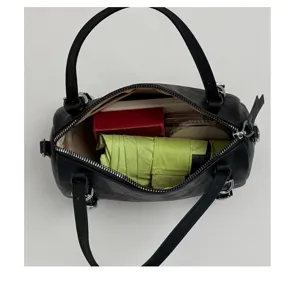 Borsa a tracolla da donna in pelle nera dettaglio che mostra la capienza interna.