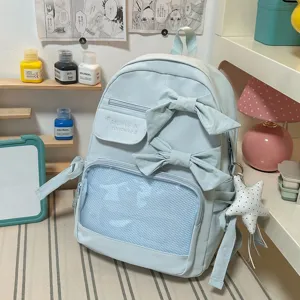 Pastellblauer ästhetischer Rucksack mit doppelten Schleifen und transparenter Fronttasche.
