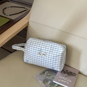 Blau-weiße karierte Kosmetiktasche mit Schleifenstickerei, tragbare Kulturbeutel.