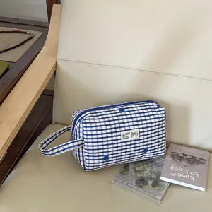 Blau-weiße Vichy-Karos Kosmetiktasche mit Schleifenstickerei, tragbare Make-up-Tasche.