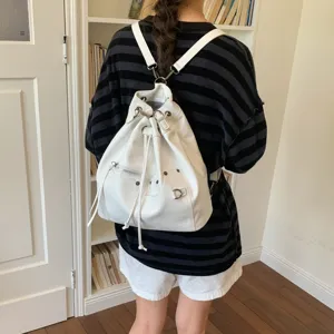 Weißer PU Leder Motorrad Rucksack mit Kordelzug, stilvolle Alltagstasche für Damen.
