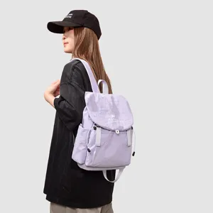 Sac à dos en nylon violet léger pour femme, sac de voyage et de ville décontracté et stylé.