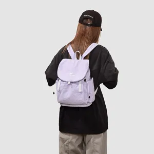 Sac à dos décontracté violet léger, idéal pour les voyages quotidiens et les déplacements.