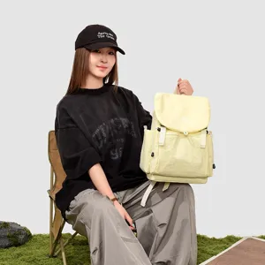 Sac à dos décontracté jaune clair pour femmes, idéal pour les voyages et les déplacements.