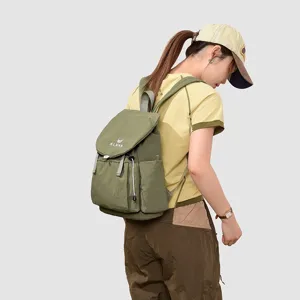 Sac à dos décontracté vert olive stylé avec rabat, tissu léger et durable pour le quotidien.