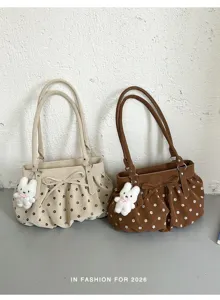 Vue détaillée du grand sac à épaule en toile avec adorable pendentif lapin et fleurs.