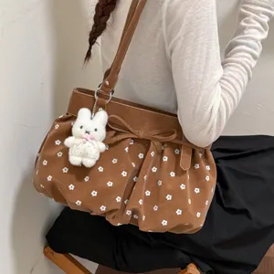 Grand sac épaule marron avec imprimé floral blanc, pendentif lapin mignon et nœud élégant.