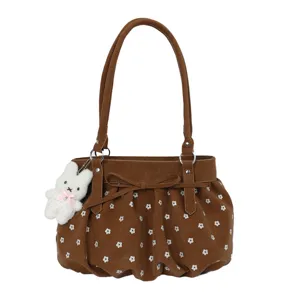 Sac à épaule marron pour femme en similicuir, motif floral et adorable pendentif lapin.