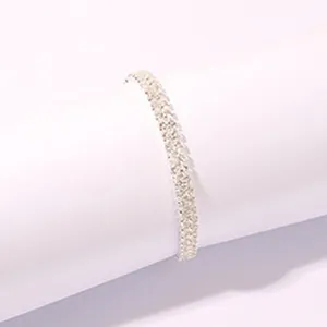 Primo piano dettagliato di uno scintillante bracciale tennis con strass a più file.