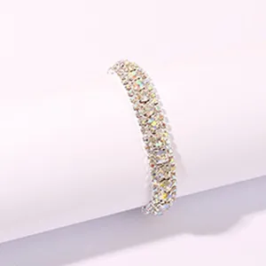 Dettaglio in primo piano di un braccialetto con catena ad artiglio in strass scintillante.