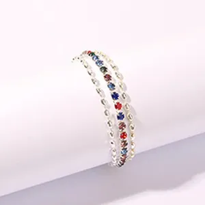 Primo piano dettagliato del braccialetto con strass colorati, design a catena brillante.
