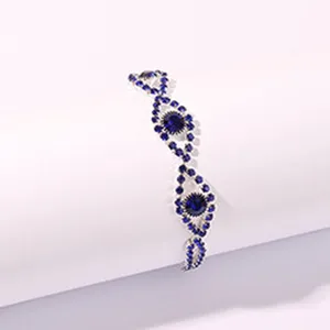Primo piano dettagliato del bracciale con catena in strass blu, con cristalli d'argento.