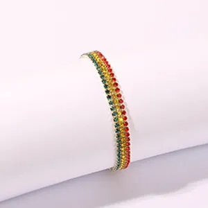 Vista dettagliata di un bracciale con catena di strass colorati a più file, brillante.