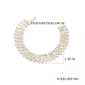 Dettaglio bracciale multirilo in strass con chiare indicazioni di perimetro e larghezza.