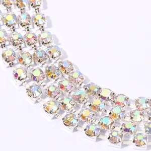 Dettaglio di catena con strass in cristallo multicolore brillante e luminoso eccezionale.