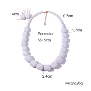 Set collana e orecchini in acrilico geometrico bianco con dettagli sulle dimensioni.