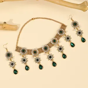 Baroque vintage green crystal rhinestone necklace and earrings set for evening party.