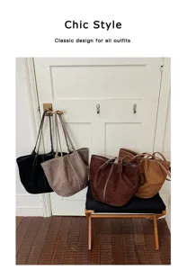 Λεπτομερης εικονα απο κομψες casual τσαντες σουετ με πολλες χρωματικες επιλογες.