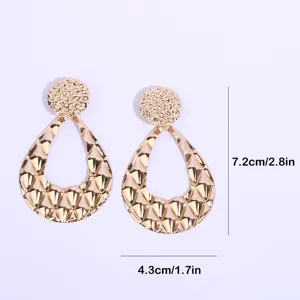 Boucles d'oreilles pendantes géométriques dorées, bijoux élégants en métal martelé avec taille.