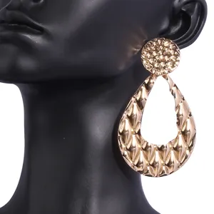 Grandes boucles d'oreilles en metal dore en forme de goutte, bijoux de mode geometriques.